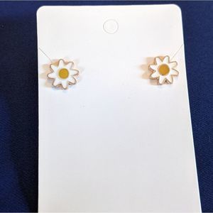 🛍 Daisy Stud Earrings